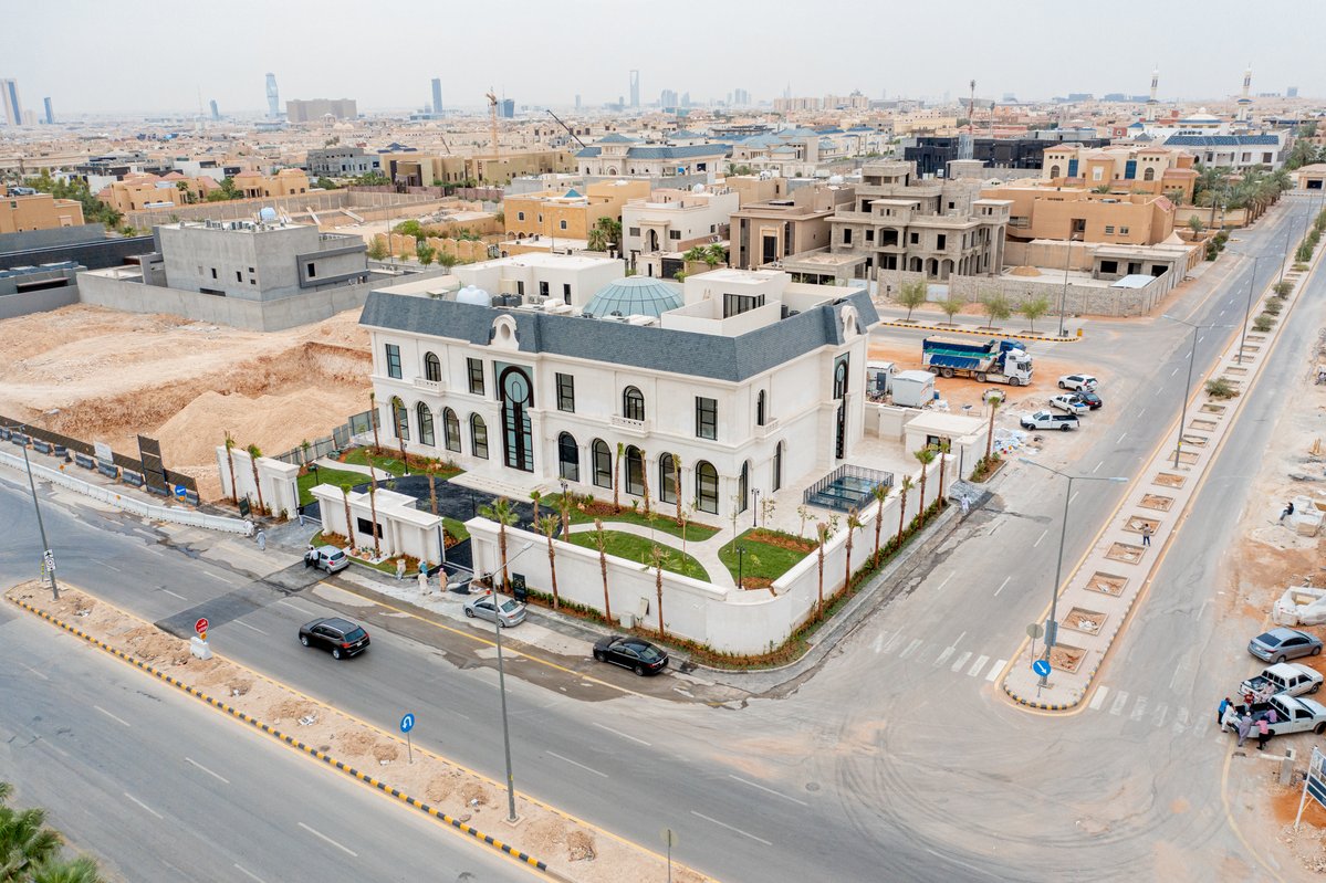 لقطة جوية لقصر حطين السكني الفاخر بتصميمه الكلاسيكي وحدائقه الخاصة