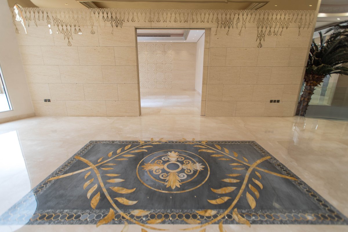 مجلس استقبال ملكي بأرضيات رخام إيطالي ونقوش زخرفية هندسية وتطريزات مذهبة